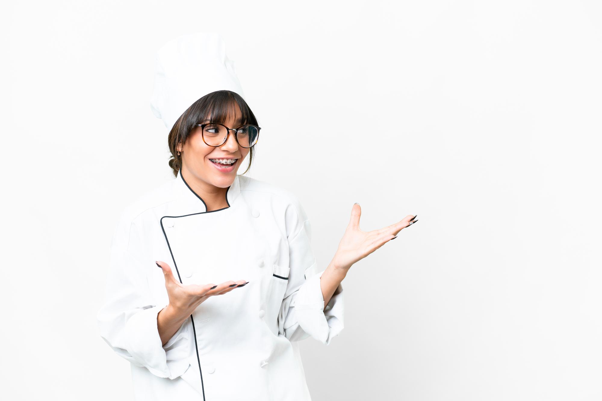 Cucina moderna con chef che insegna